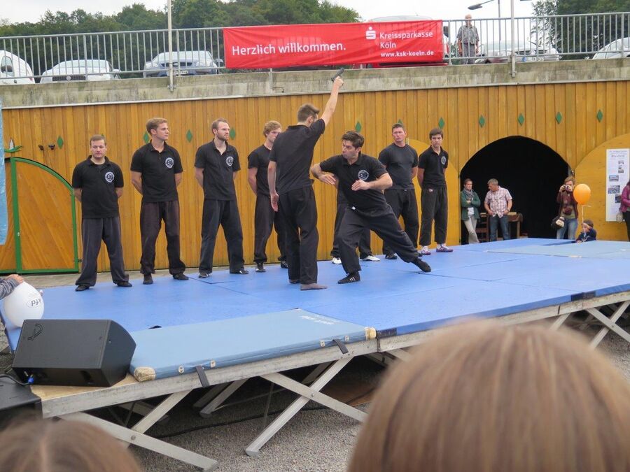 Vorführung der Schule bei einem öffentlichen Event